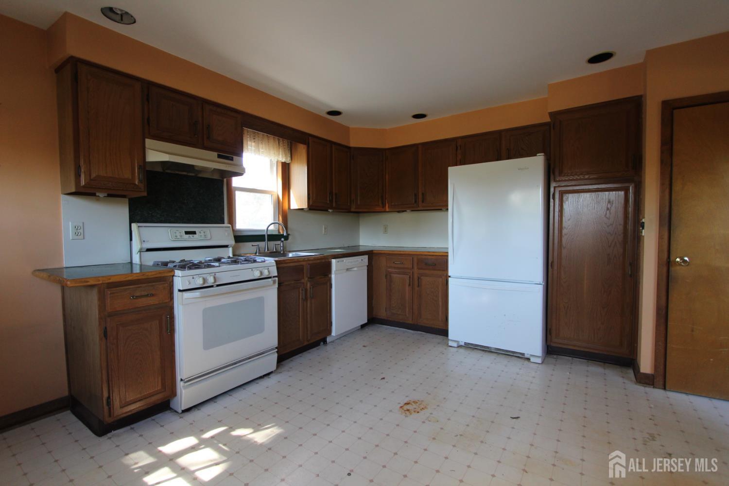 South Plainfield, New Jersey 07080, United States, 3 Bedrooms Bedrooms, ,2 BathroomsBathrooms,Residential,Active,228653