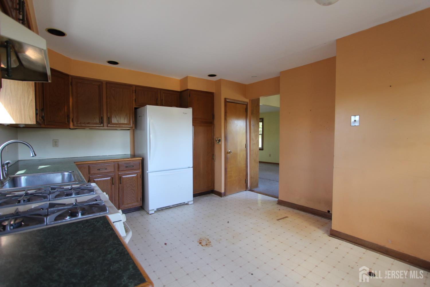 South Plainfield, New Jersey 07080, United States, 3 Bedrooms Bedrooms, ,2 BathroomsBathrooms,Residential,Active,228653