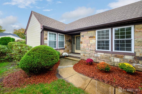 13 BENJAMIN FRANKLIN DR, MONROE TOWNSHIP, NJ 08831 - Image 263113d89ebd4b855b0a7434bc49dac8/399056967