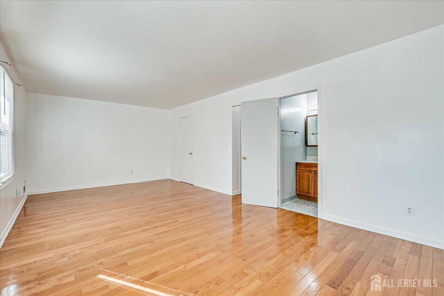 South Plainfield, New Jersey 07080, United States, 3 Bedrooms Bedrooms, ,3 BathroomsBathrooms,Residential,Active,239820