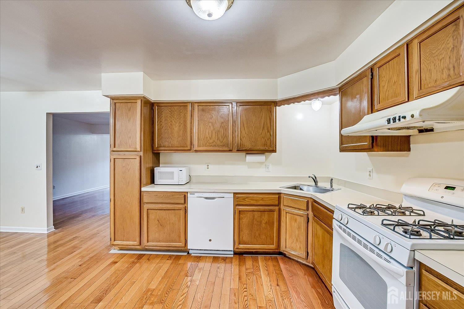 South Plainfield, New Jersey 07080, United States, 3 Bedrooms Bedrooms, ,3 BathroomsBathrooms,Residential,Active,239820