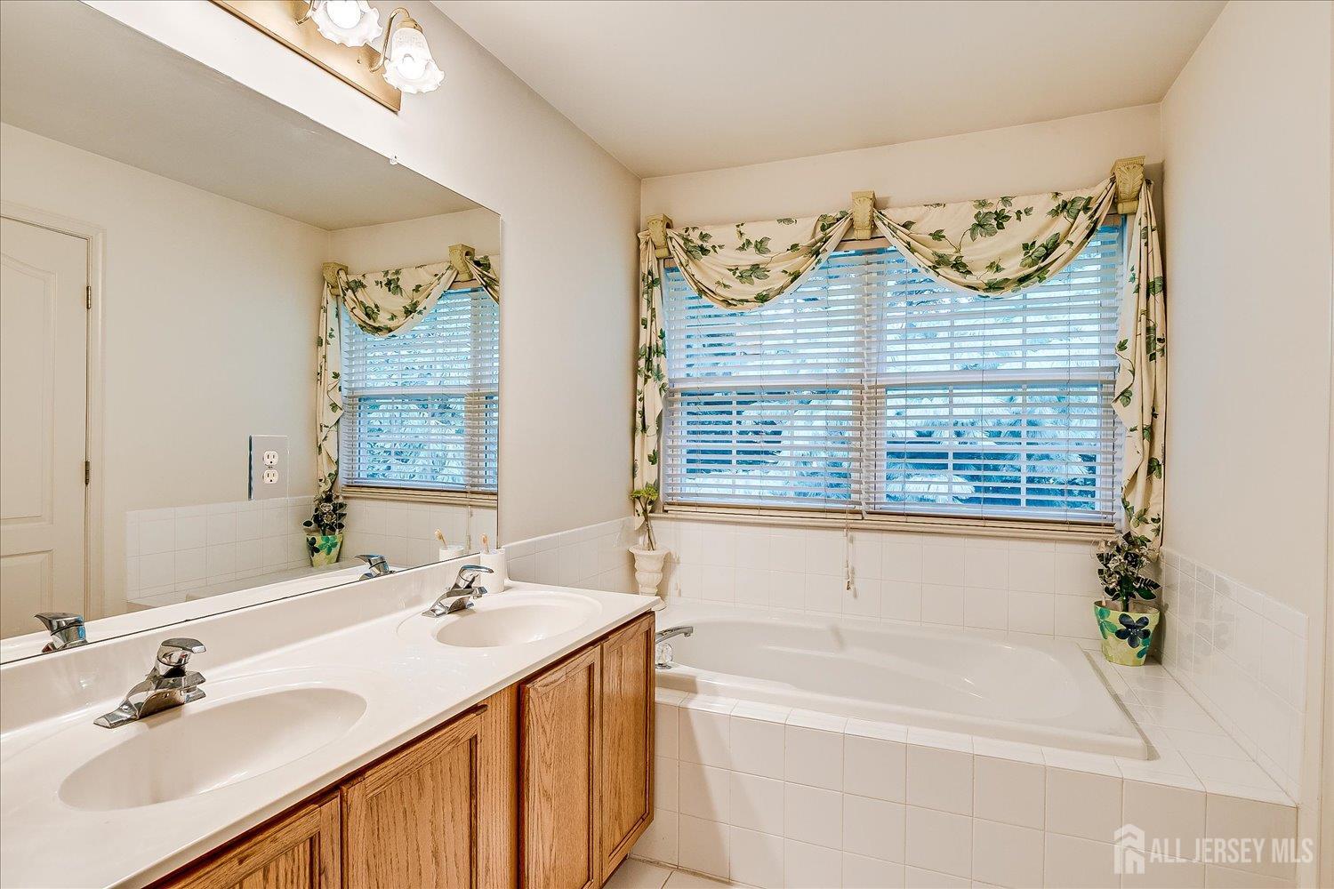 South Plainfield, New Jersey 07080, United States, 2 Bedrooms Bedrooms, ,3 BathroomsBathrooms,Residential,Active,190708