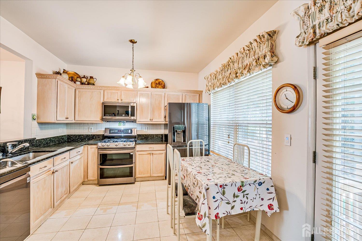 South Plainfield, New Jersey 07080, United States, 2 Bedrooms Bedrooms, ,3 BathroomsBathrooms,Residential,Active,190708