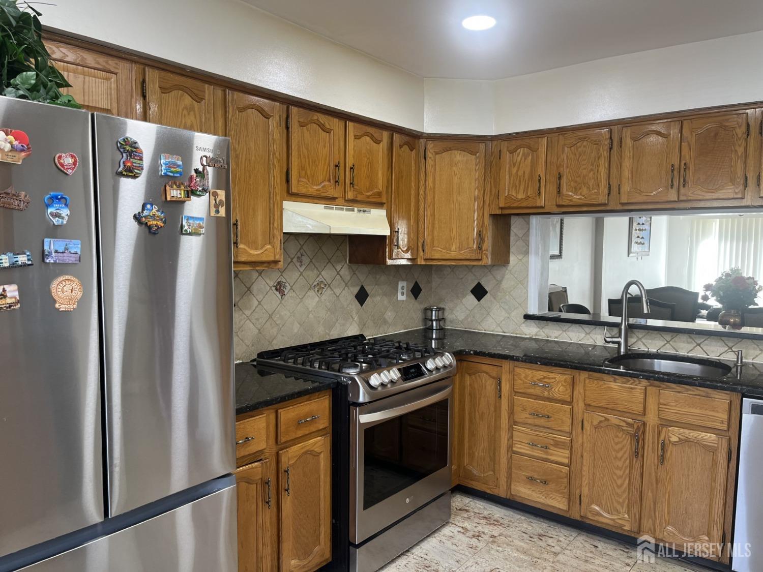 1505 Timber Oaks Road, Edison, New Jersey image 6