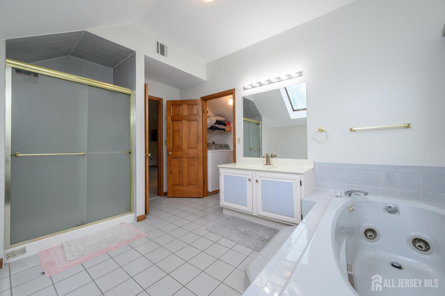 South Brunswick, New Jersey, 08852, United States, 5 Bedrooms Bedrooms, ,6 BathroomsBathrooms,Residential,Active,2044563