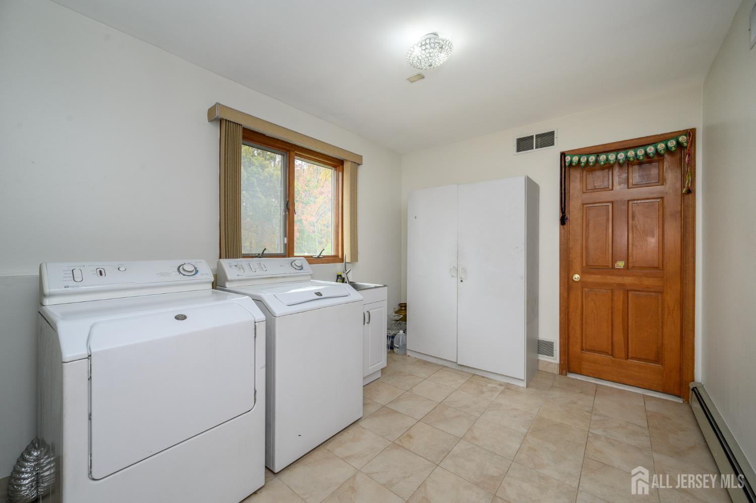 South Brunswick, New Jersey, 08852, United States, 5 Bedrooms Bedrooms, ,6 BathroomsBathrooms,Residential,Active,2044563
