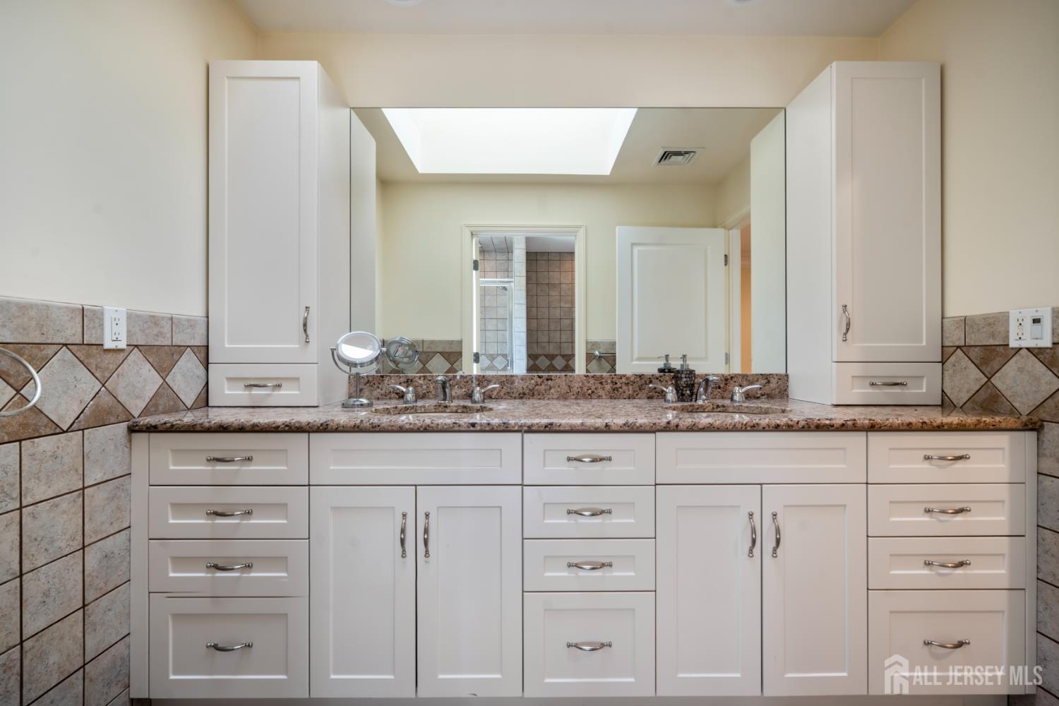 East Brunswick, New Jersey, 08816, United States, 5 Bedrooms Bedrooms, ,6 BathroomsBathrooms,Residential,Active,2044990