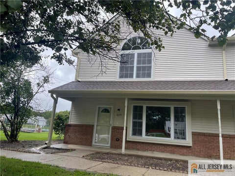 Townhouse For Rent - 127 Sassafras Court<br/> North Brunswick, NJ 08902