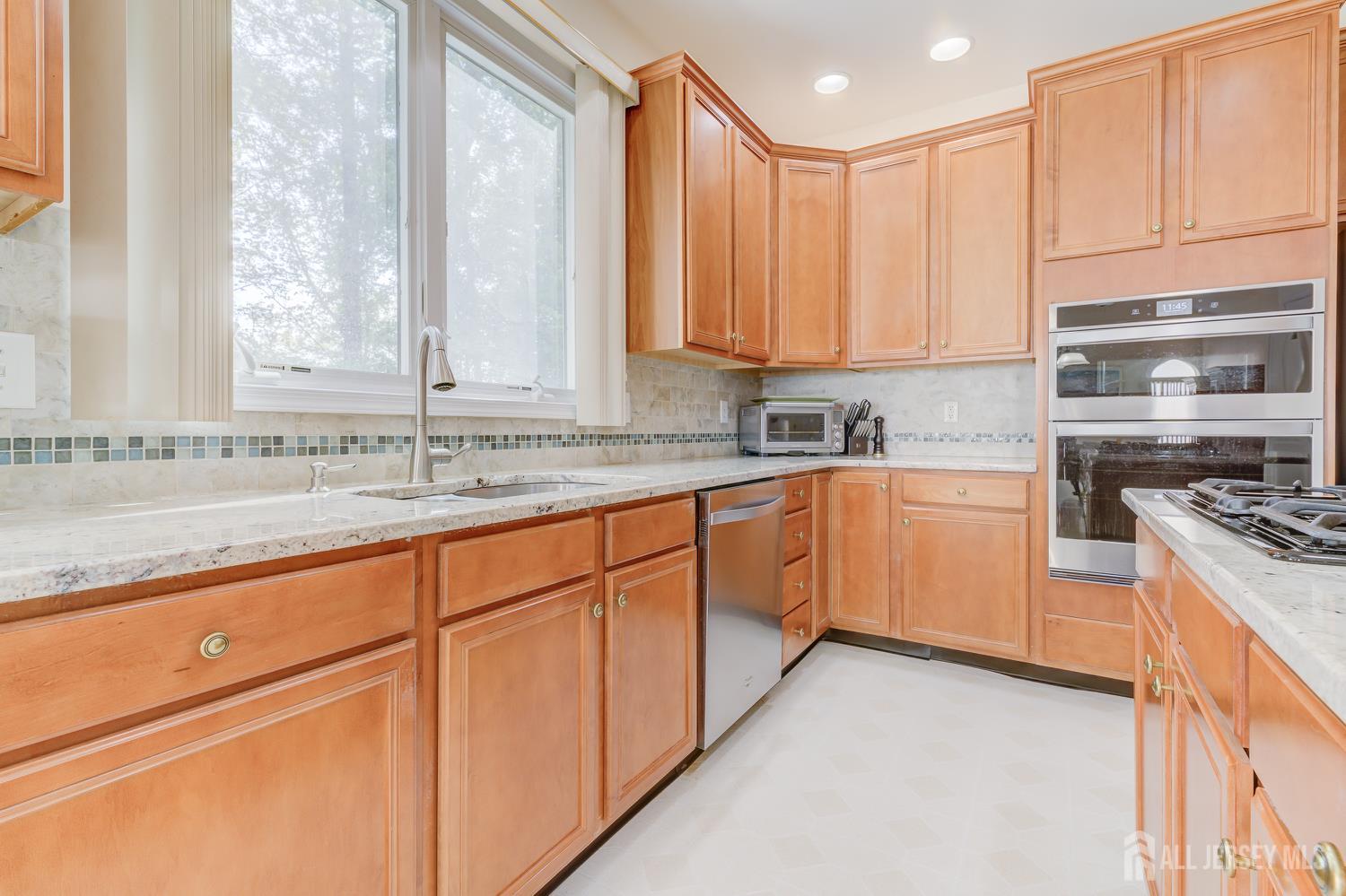 South Brunswick, New Jersey 08540, United States, 5 Bedrooms Bedrooms, ,3 BathroomsBathrooms,Residential,Pending,214504