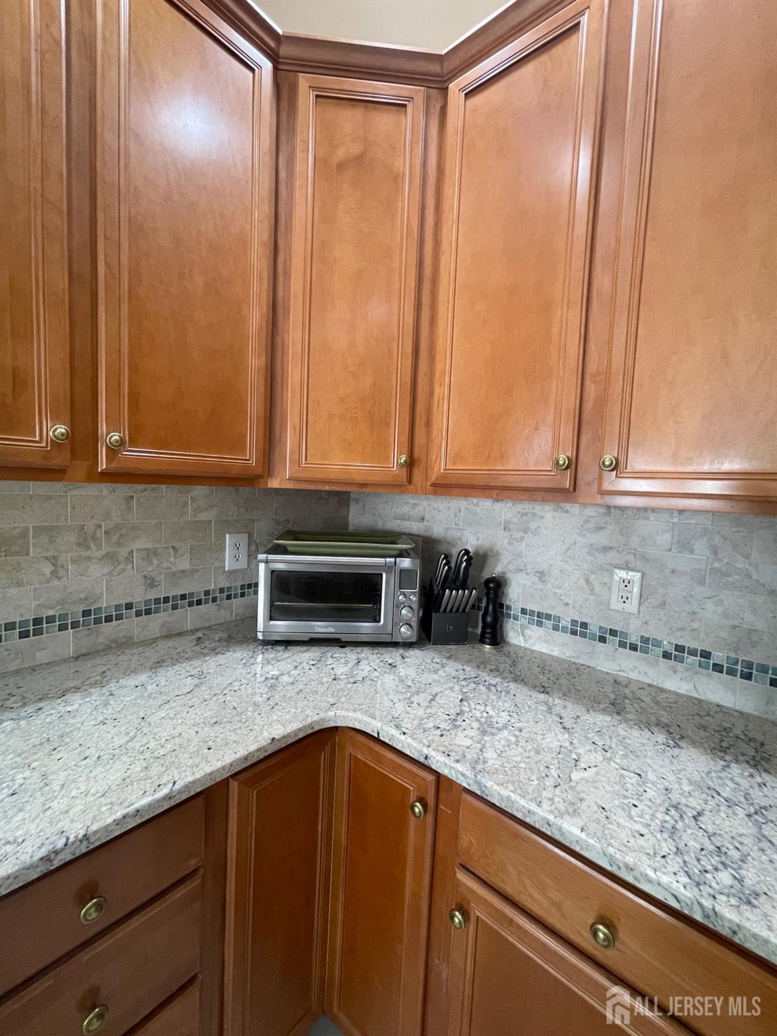 South Brunswick, New Jersey 08540, United States, 5 Bedrooms Bedrooms, ,3 BathroomsBathrooms,Residential,Pending,214504