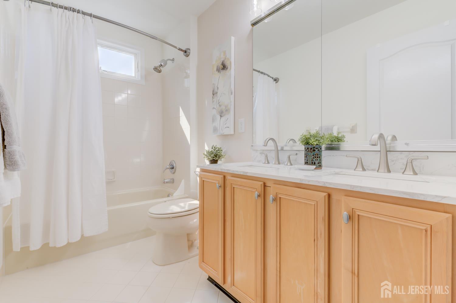 South Brunswick, New Jersey 08540, United States, 5 Bedrooms Bedrooms, ,3 BathroomsBathrooms,Residential,Pending,214504