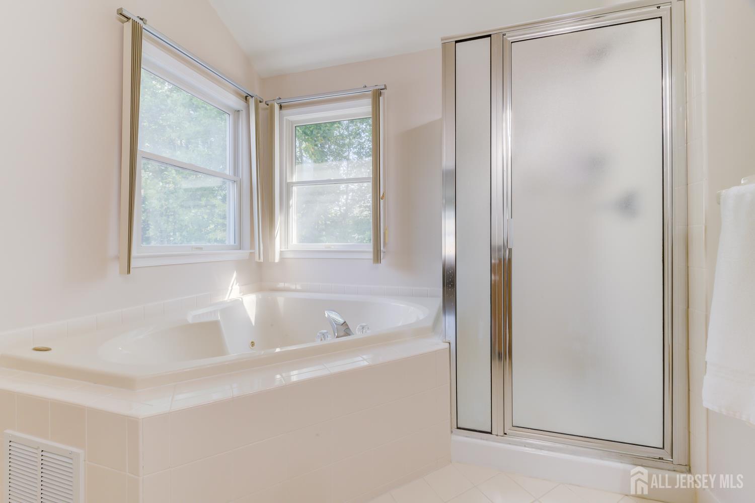 South Brunswick, New Jersey 08540, United States, 5 Bedrooms Bedrooms, ,3 BathroomsBathrooms,Residential,Pending,214504