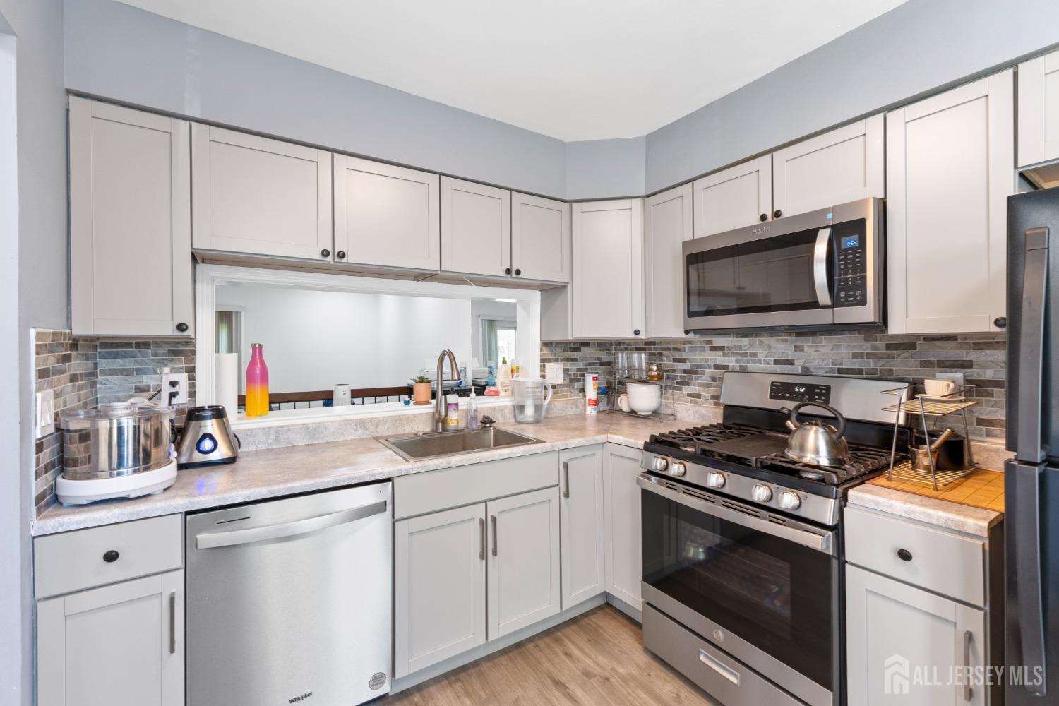 905 Maplecrest Road, Edison, New Jersey image 4