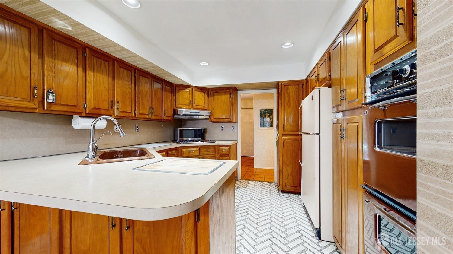 4 Whitewood Road, Edison, New Jersey image 10