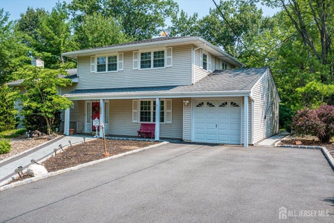 Homes For Sale - 560 Wakefield Drive<br/> Metuchen, NJ 08840