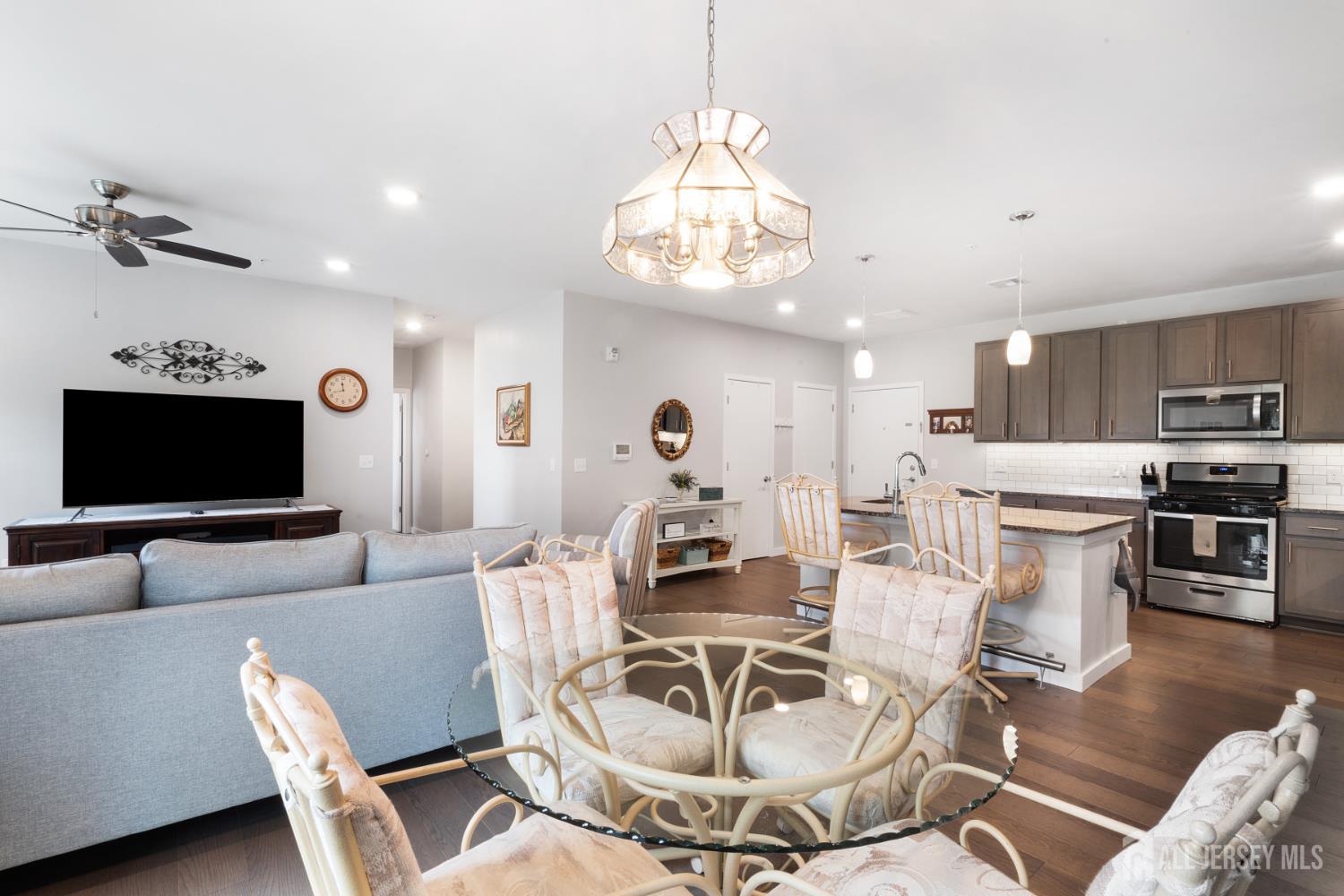 Piscataway, New Jersey 08854, United States, 2 Bedrooms Bedrooms, ,3 BathroomsBathrooms,Residential,Active,173743