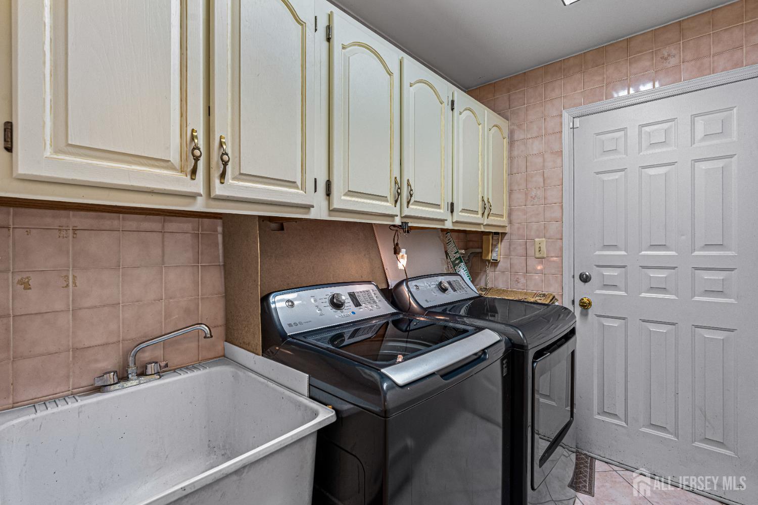 748 New Dover Road, Edison, New Jersey image 39