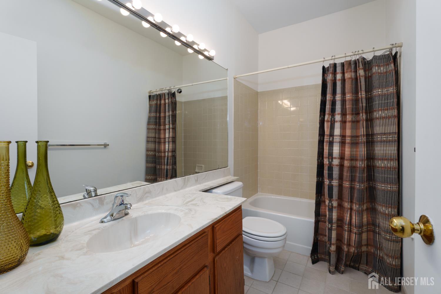 South Brunswick, New Jersey 08852, United States, 2 Bedrooms Bedrooms, ,2 BathroomsBathrooms,Residential,Active,221887