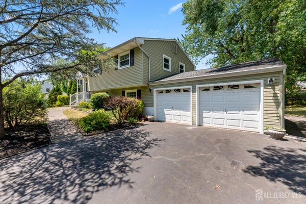 5 YALE CT, EAST BRUNSWICK, NJ 08816 - Image 3f1a0205a205efe2e4aee8a8dddbf4cb/2748337860