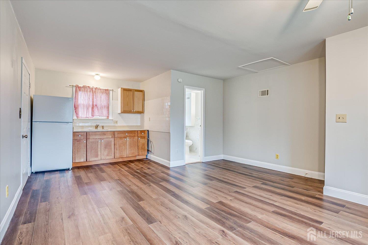 Piscataway, New Jersey 08854, United States, 5 Bedrooms Bedrooms, ,3 BathroomsBathrooms,Residential,Active,238327