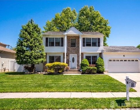 Homes For Sale - 46 Lynn Court<br/> North Brunswick, NJ 08902