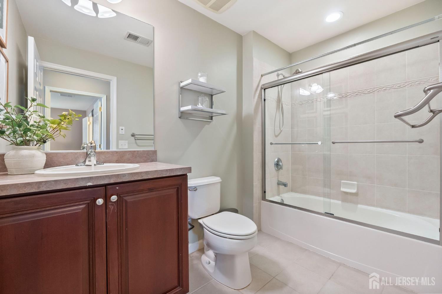 South Bound Brook, New Jersey 08880, United States, 3 Bedrooms Bedrooms, ,3 BathroomsBathrooms,Residential,Active,257493