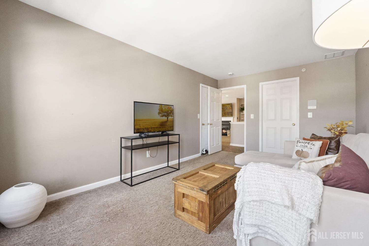 South Bound Brook, New Jersey 08880, United States, 3 Bedrooms Bedrooms, ,3 BathroomsBathrooms,Residential,Active,257493