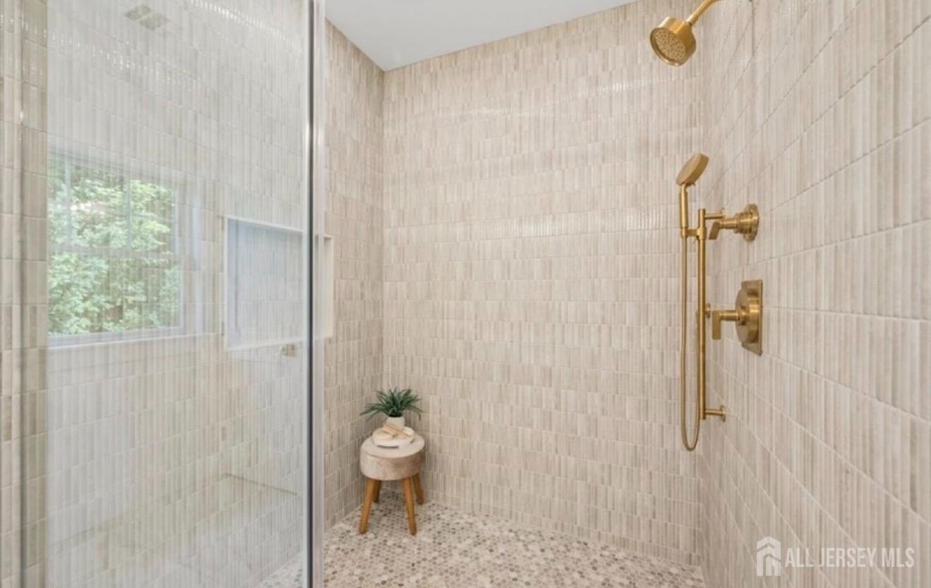 21 Middlesex Ave, Edison, NJ, 08820, USA, 5 Bedrooms Bedrooms, ,5 BathroomsBathrooms,Residential,Active,21 Middlesex Ave,2615867R
