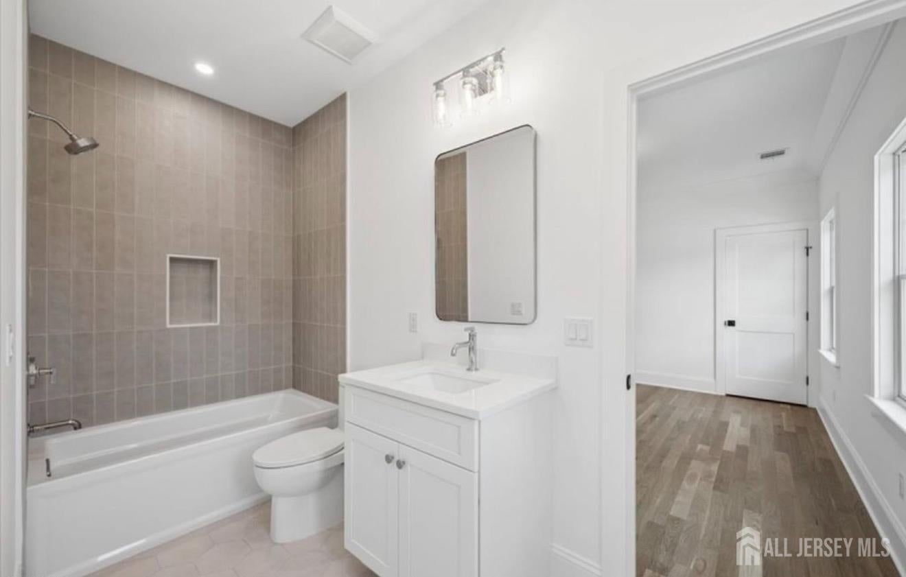 21 Middlesex Ave, Edison, NJ, 08820, USA, 5 Bedrooms Bedrooms, ,5 BathroomsBathrooms,Residential,Active,21 Middlesex Ave,2615867R
