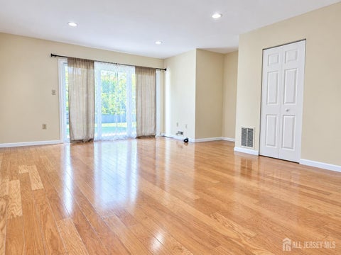 Townhouse For Rent - 240 Hampshire Court<br/> Piscataway, NJ 08854
