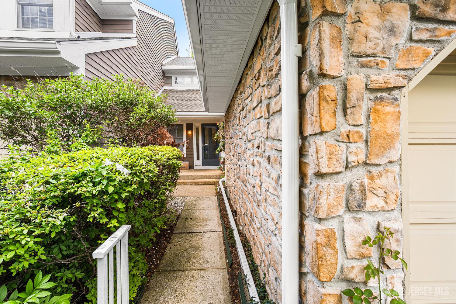 11 BRIARWOOD Court