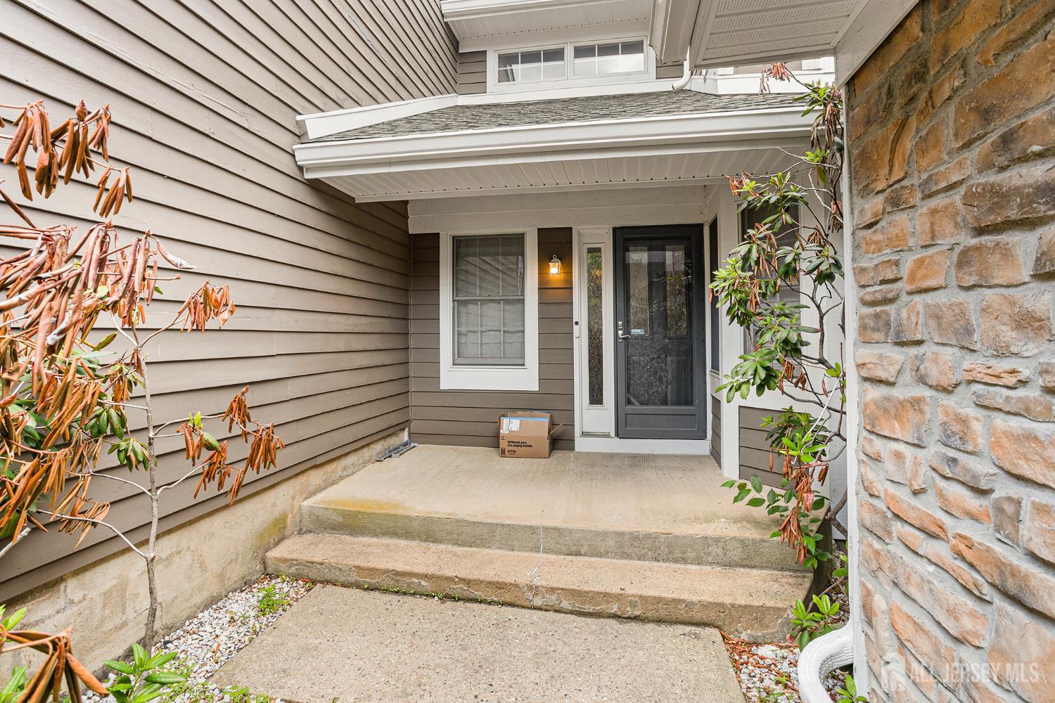 11 BRIARWOOD Court