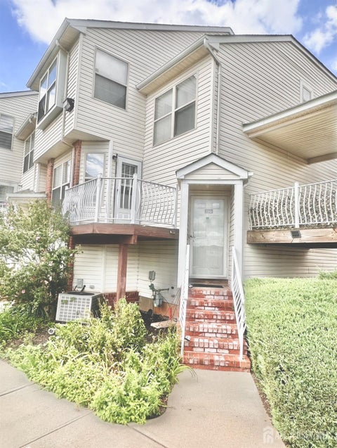 Townhouse For Rent - 790 Harbortown Boulevard<br/> Perth Amboy, NJ 08861