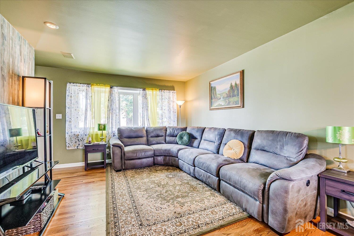 South Plainfield, New Jersey 07080, United States, 3 Bedrooms Bedrooms, ,2 BathroomsBathrooms,Residential,Pending,185490