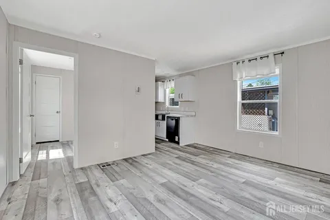 MLS: 2513593R