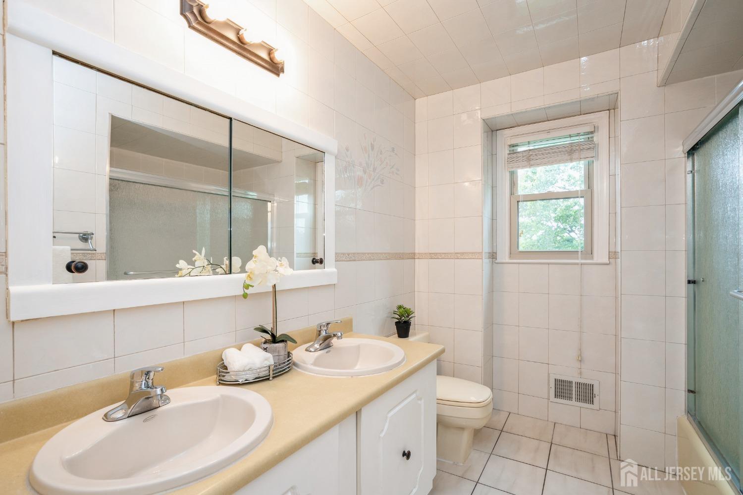 8 Appletree Lane, East Brunswick, New Jersey image 24