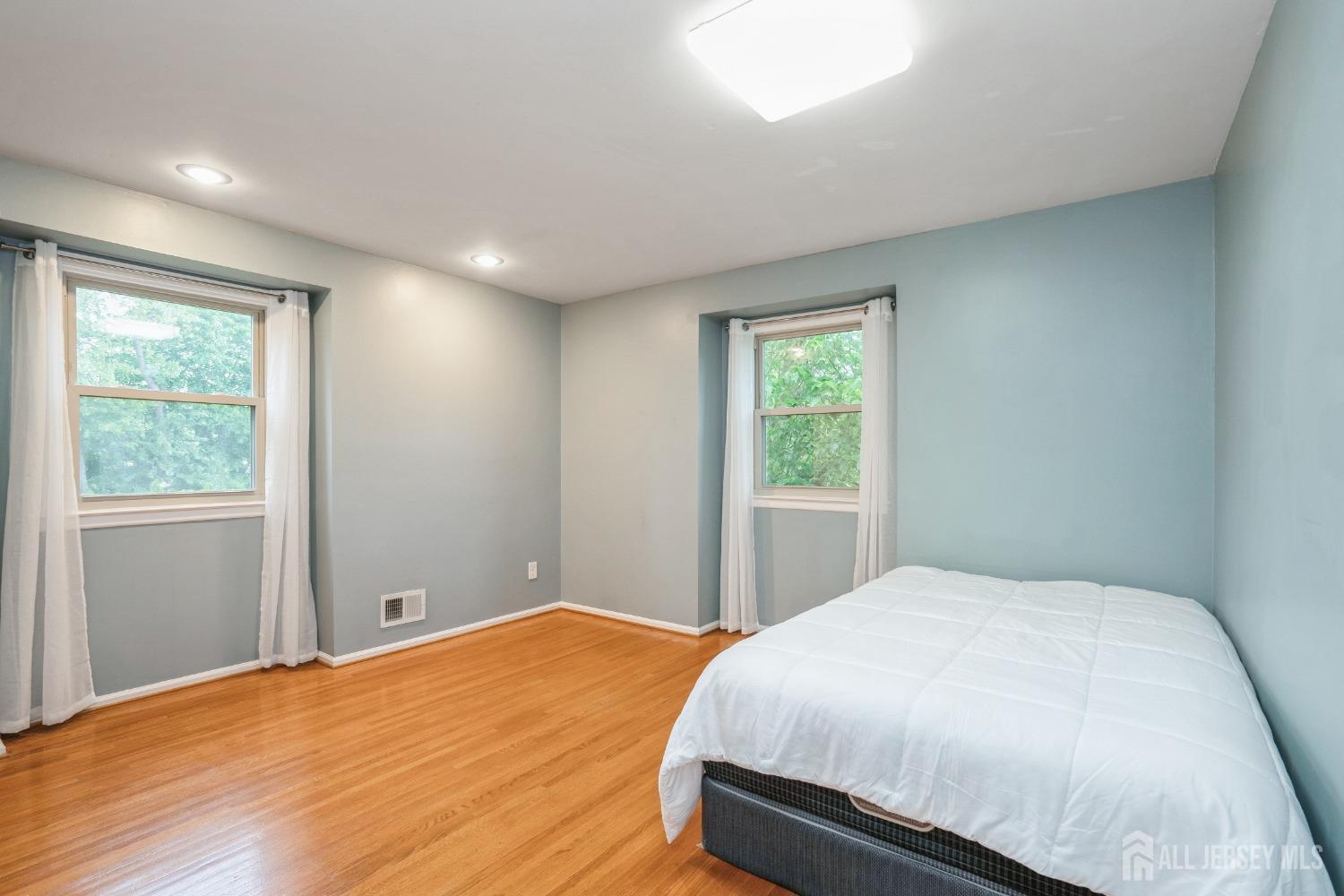 8 Appletree Lane, East Brunswick, New Jersey image 22