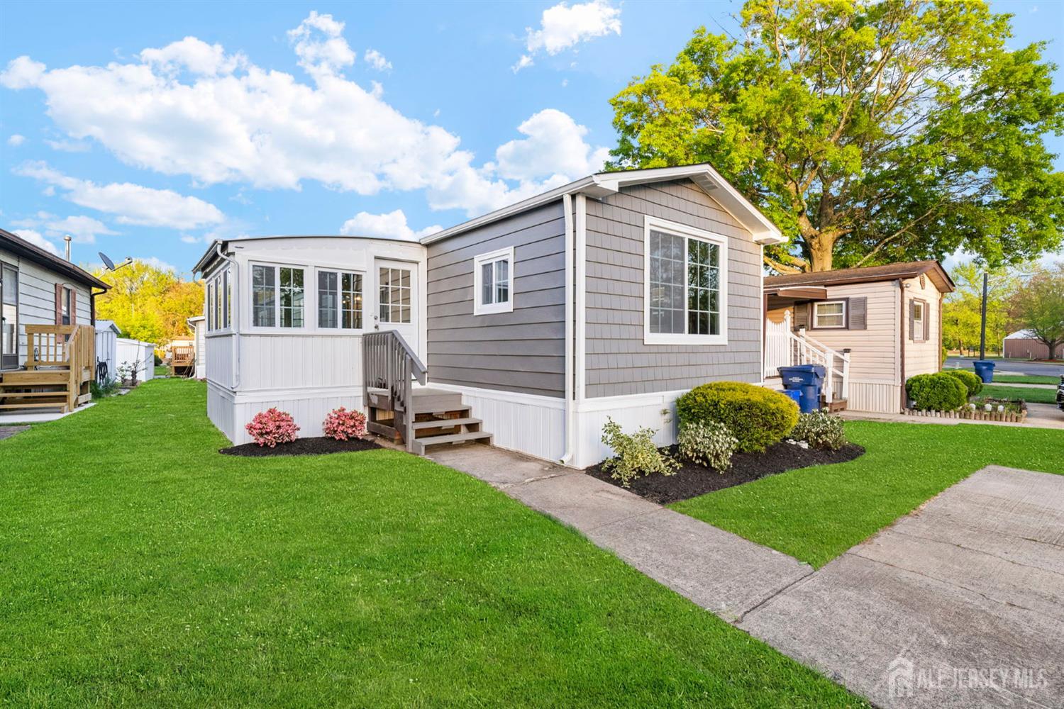 13 Deerbrook Boulevard, North Brunswick, New Jersey image 1