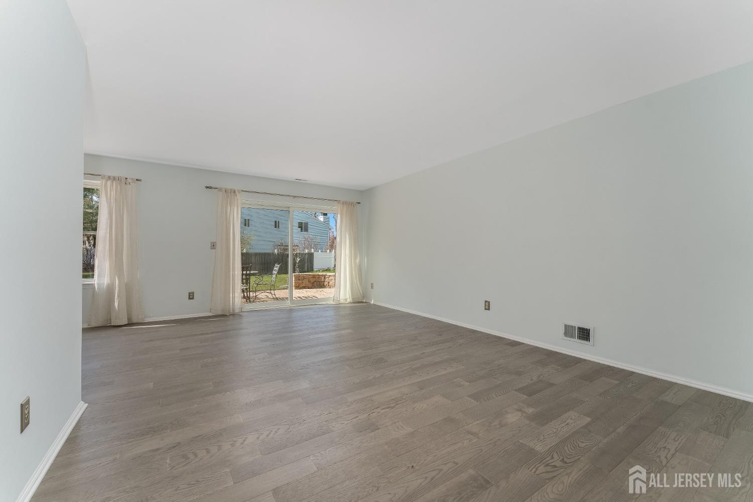 South Brunswick, New Jersey 08810, United States, 3 Bedrooms Bedrooms, ,3 BathroomsBathrooms,Residential,Pending,106854