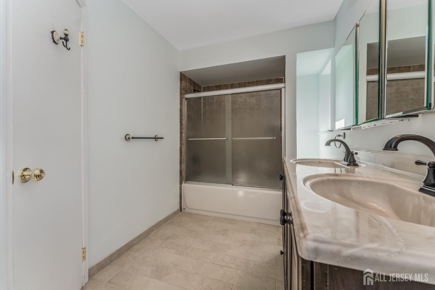 South Brunswick, New Jersey 08810, United States, 3 Bedrooms Bedrooms, ,3 BathroomsBathrooms,Residential,Pending,106854