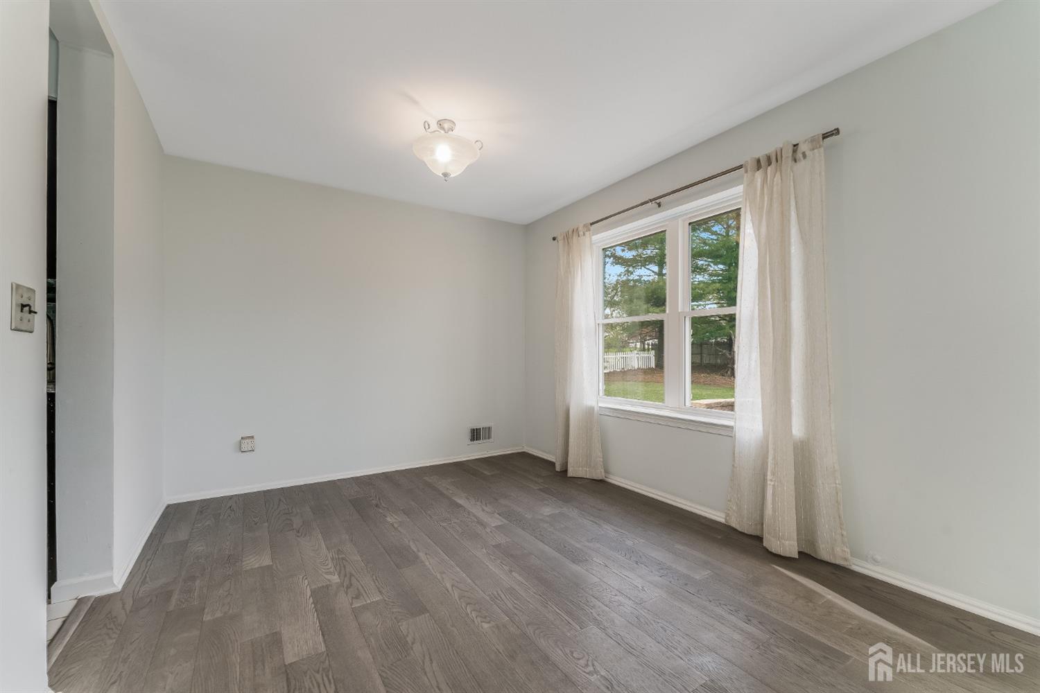 South Brunswick, New Jersey 08810, United States, 3 Bedrooms Bedrooms, ,3 BathroomsBathrooms,Residential,Pending,106854