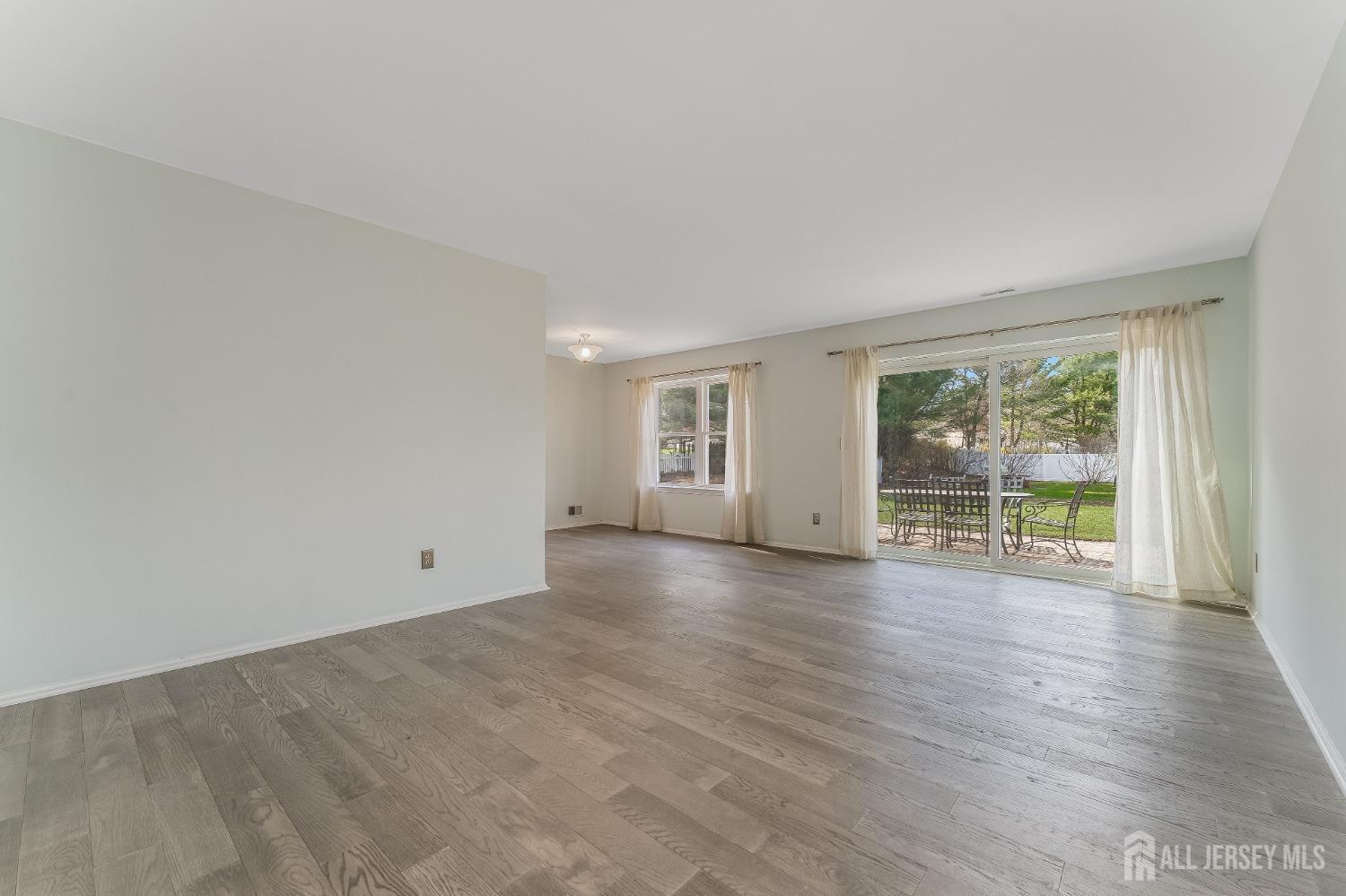 South Brunswick, New Jersey 08810, United States, 3 Bedrooms Bedrooms, ,3 BathroomsBathrooms,Residential,Pending,106854