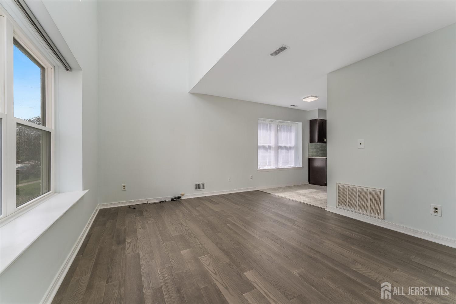 South Brunswick, New Jersey 08810, United States, 3 Bedrooms Bedrooms, ,3 BathroomsBathrooms,Residential,Pending,106854