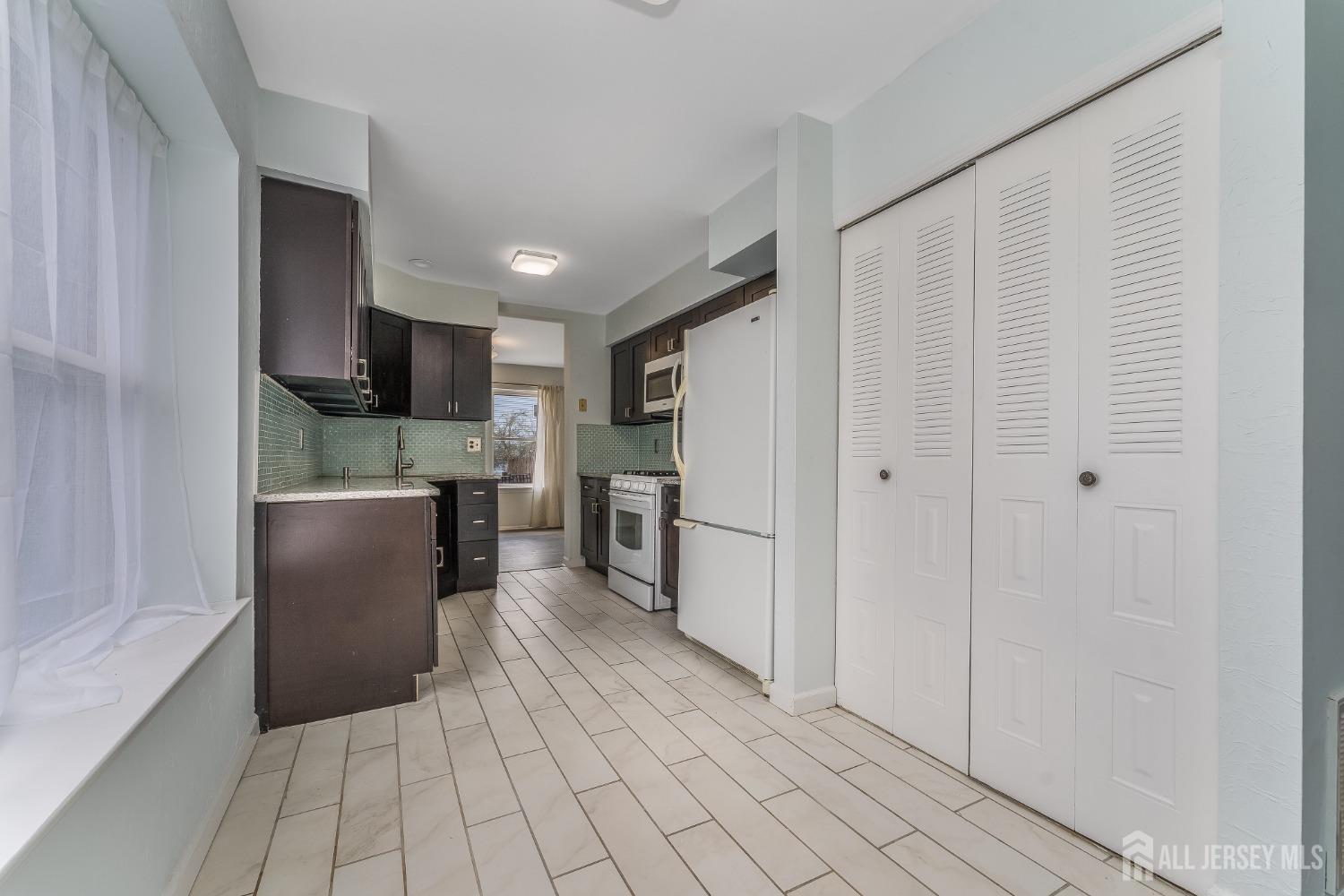 South Brunswick, New Jersey 08810, United States, 3 Bedrooms Bedrooms, ,3 BathroomsBathrooms,Residential,Pending,106854