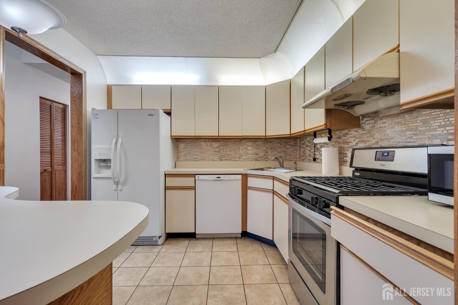 352 Lancaster Court, Piscataway, New Jersey image 8