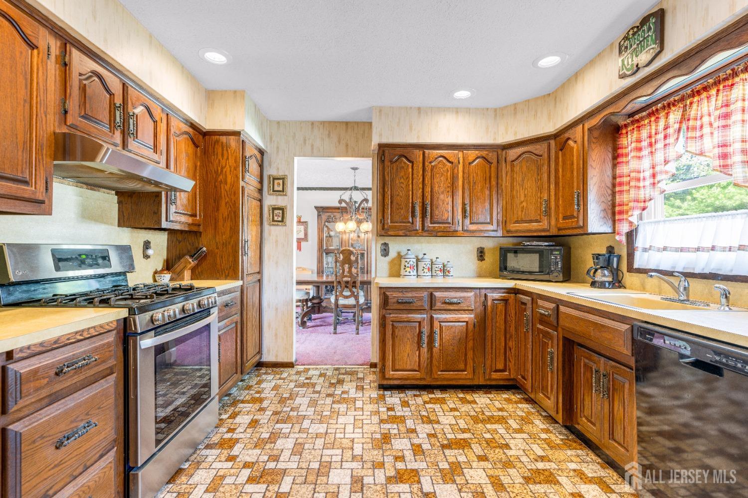 92 Maplewood Avenue, Edison, New Jersey image 19