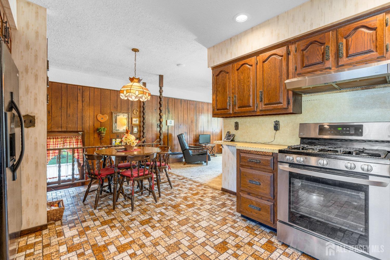 92 Maplewood Avenue, Edison, New Jersey image 16