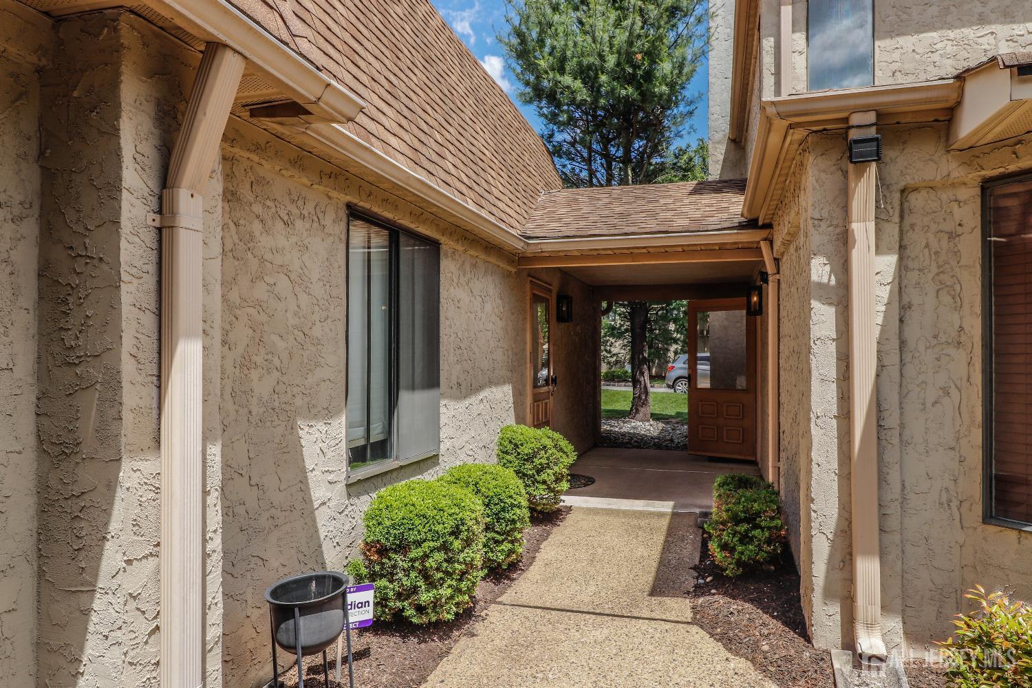 22 Carriage Place, Edison, New Jersey image 3