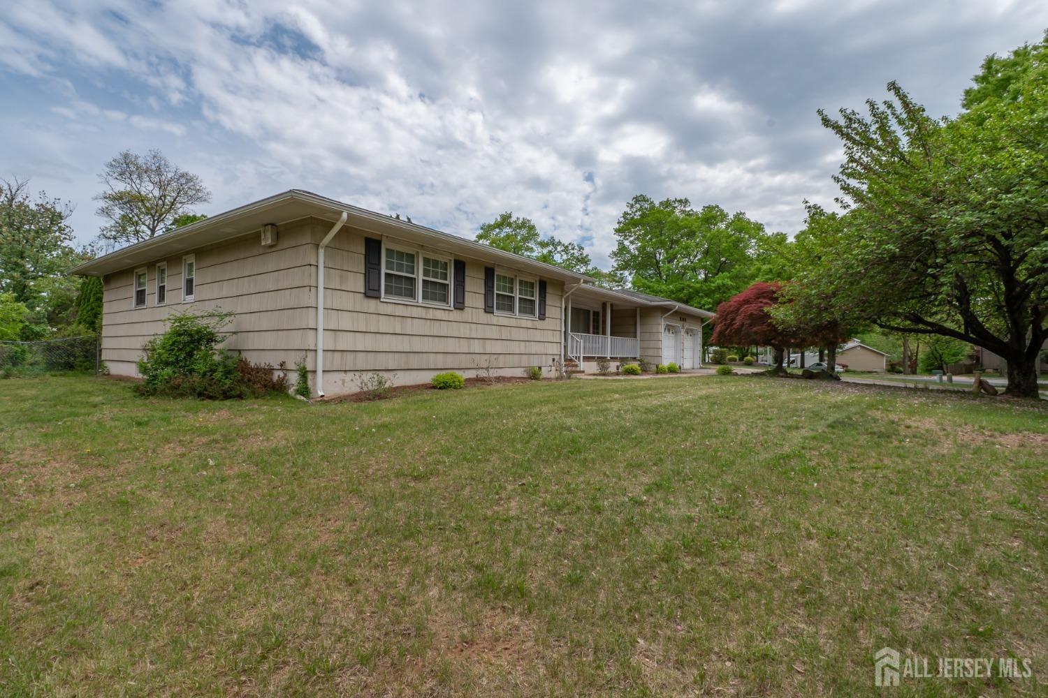 9 Wood Lake Drive, Piscataway, New Jersey image 3