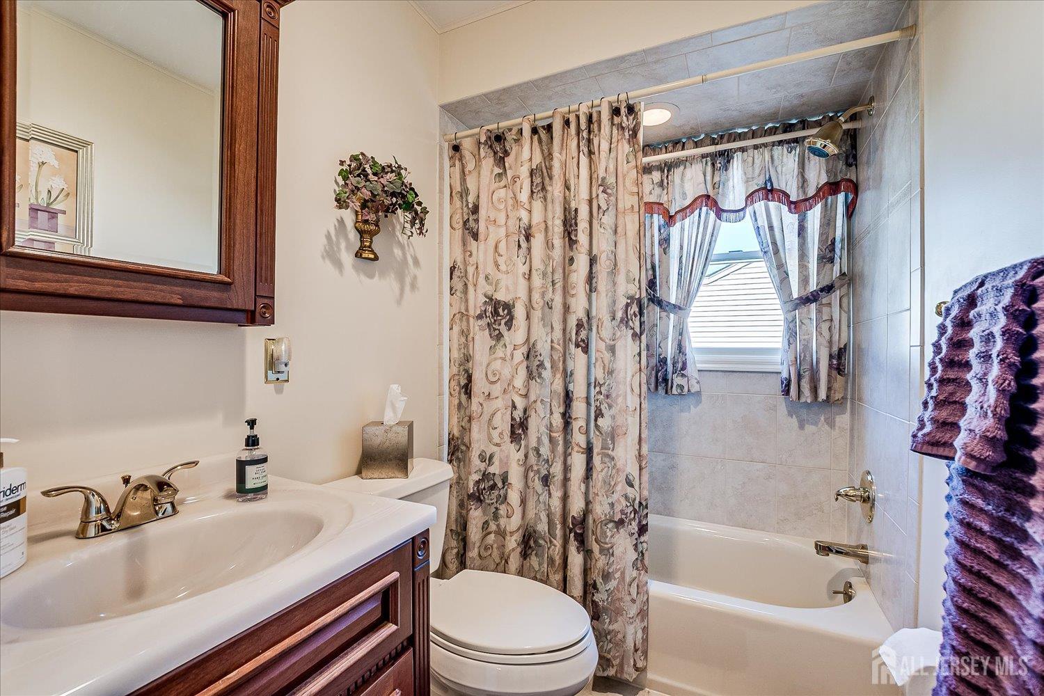 South Plainfield, New Jersey 07080, United States, 5 Bedrooms Bedrooms, ,3 BathroomsBathrooms,Residential,Active,233884